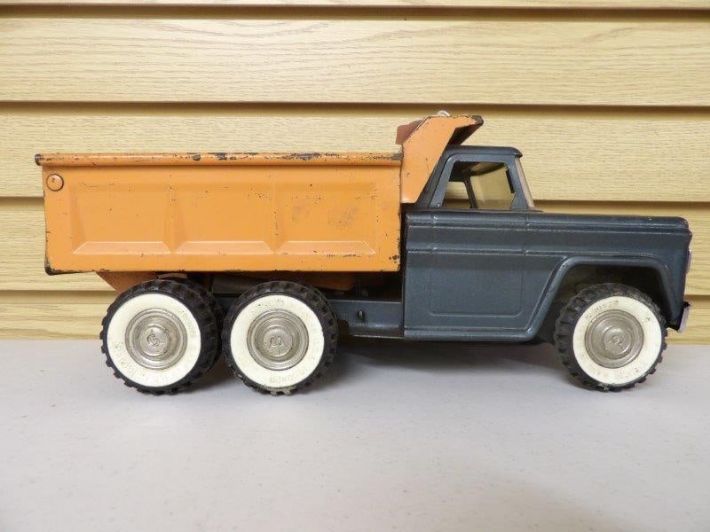 VINTAGE STRUCTO HYDRAULIC DUMP TRUCK (1 of 8)