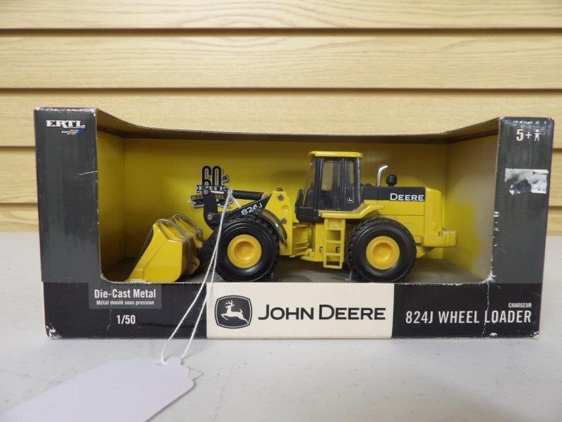 ERTL JOHN DEERE 824J WHEEL LOADER (1 of 4)