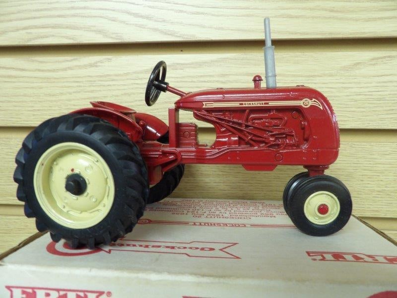 ERTL COCKSHUTT 20 TRACTOR (1 of 2)