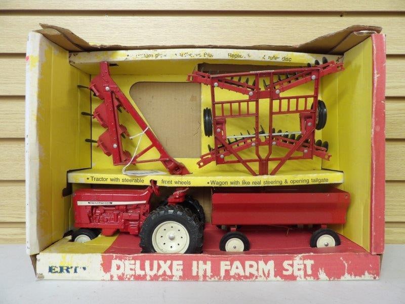 VINTAGE ERTL DELUXE IH FARM TOY PLAY SET (1 of 9)