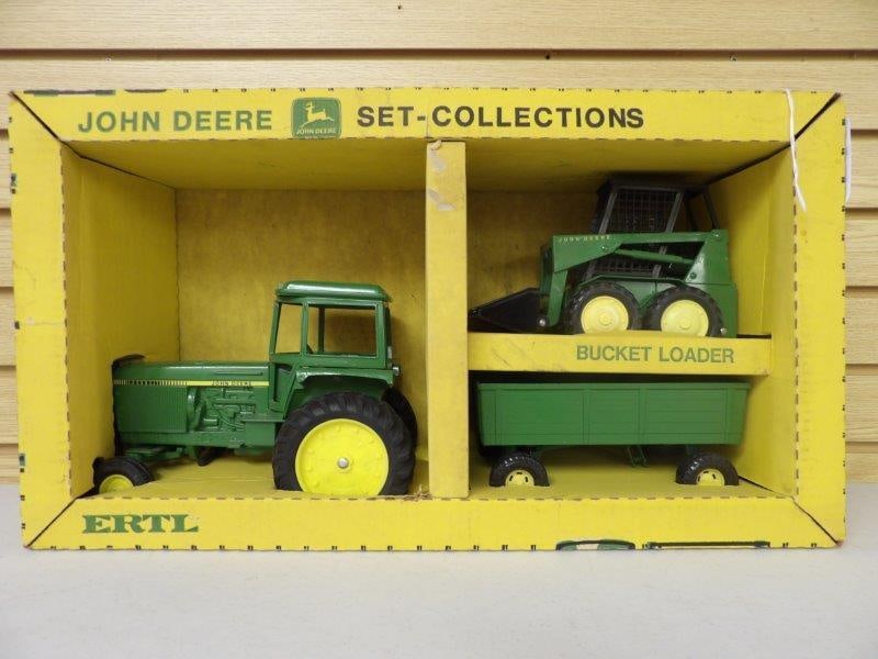 VINTAGE ERTL JOHN DEERE SET COLLECTION PLAY SET INC. TRACTOR, WAGON AND BUCKET LOADER (1 of 8)