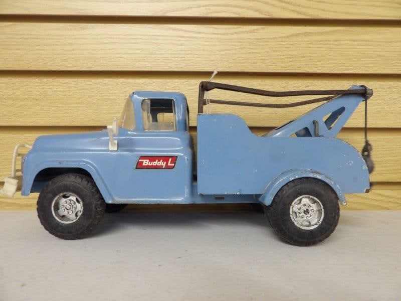 VINTAGE BUDDY L PRESSED STEEL WRECKER TOW TRUCK: SHOWING MINOR CONDITION ISSUES DUE TO AGE AND PLAY DISPLAYS WELL