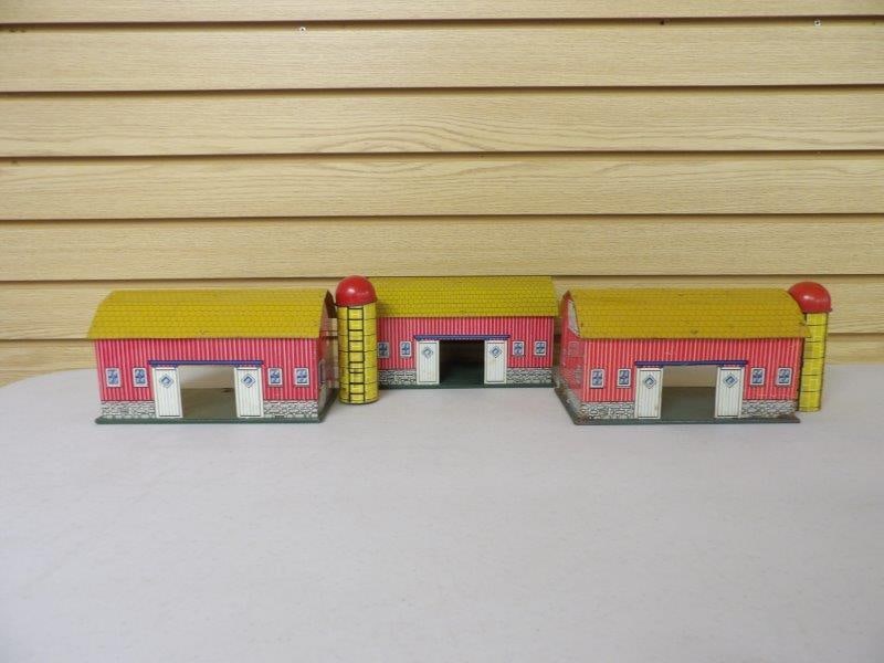VINTAGE MARX TIN LITHO FARM TOY SET INC. 3 BARNS AND 2 SILOS (1 of 7)