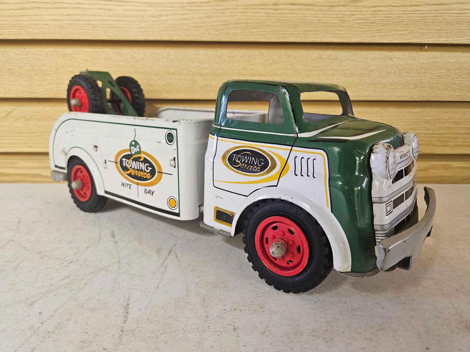 WYANDOTTE 1950'S PRESSED STEEL DOT TOWING SERVICE TRUCK (1 of 6)