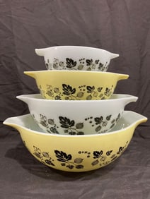Pyrex Gooseberry Cinderella mixing bowl set
