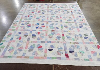 Dresden Plate Hand Stitched Quilt