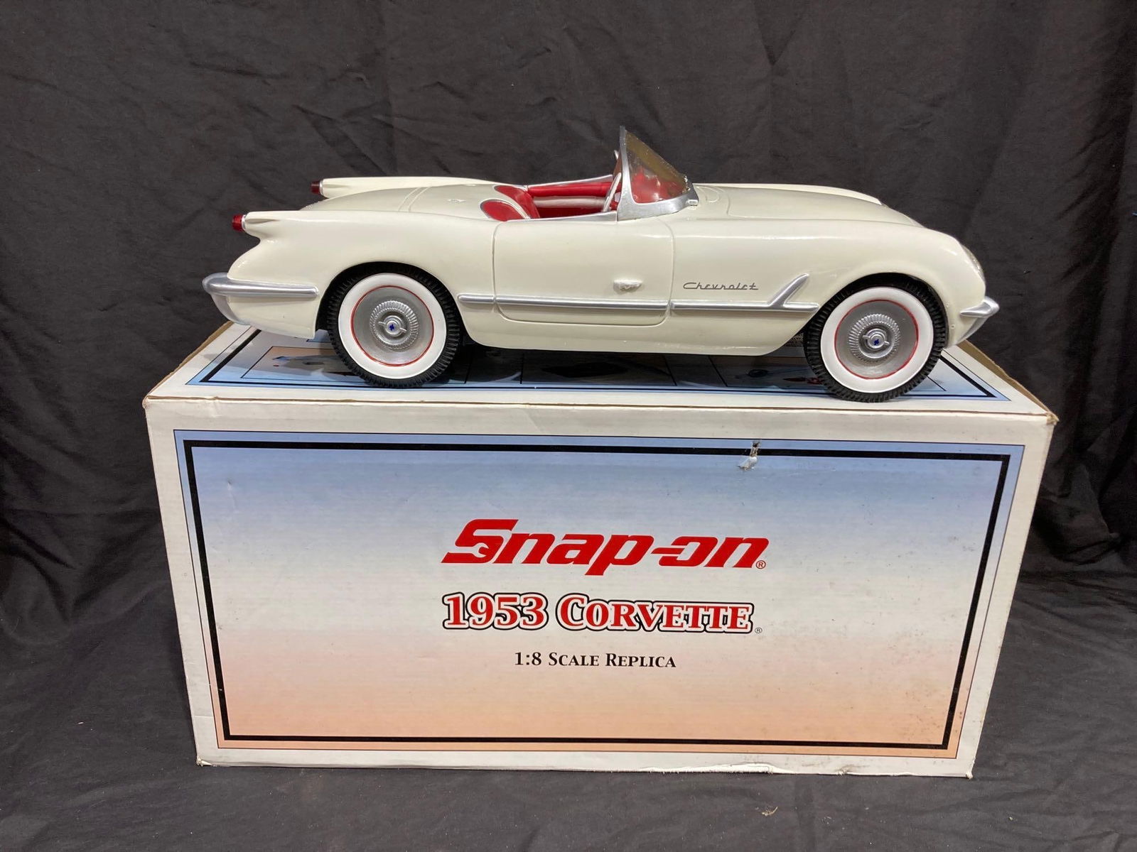 1:18ミニカー☆1953 Corvette ヤンキース特別版 AUTOart MILLENNIUM 1/18 Chevrolet Corvette 1953 White