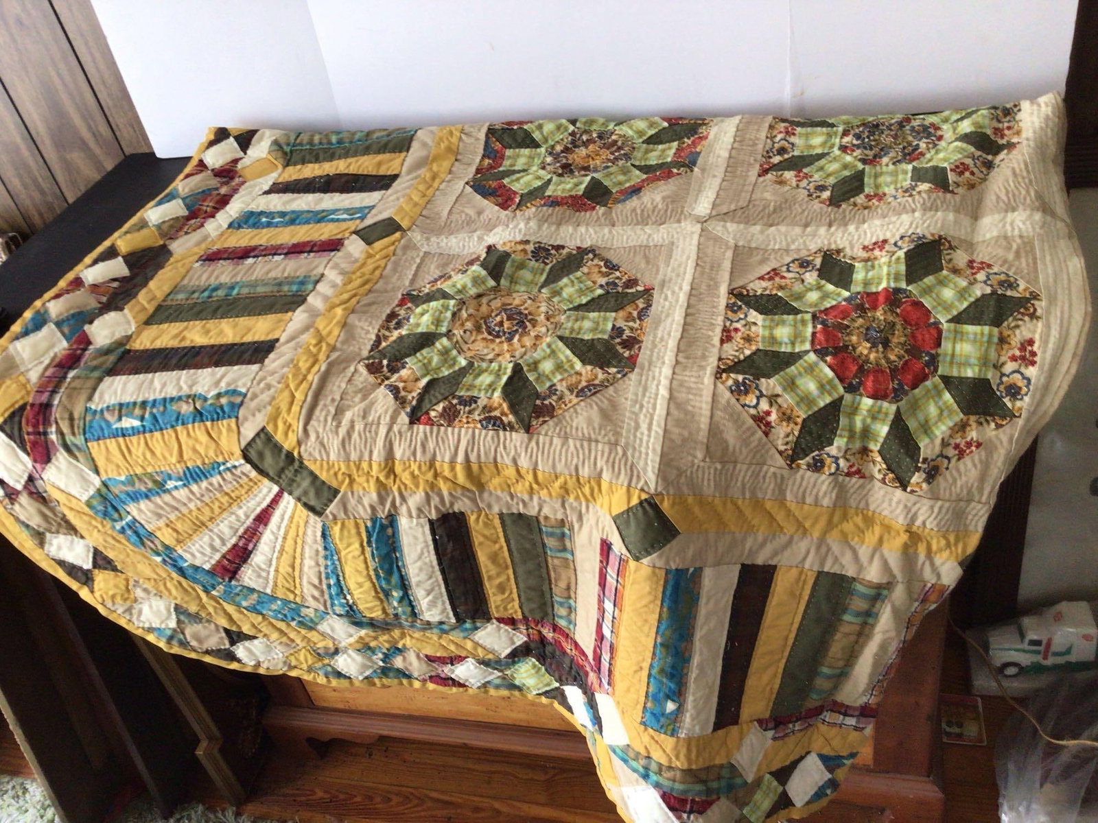 Awesome Sunny Dayz Farmhouse Quilt: Handstitched, Approx size is 72 x 80. This quilt is very clean, no rips or staining found.