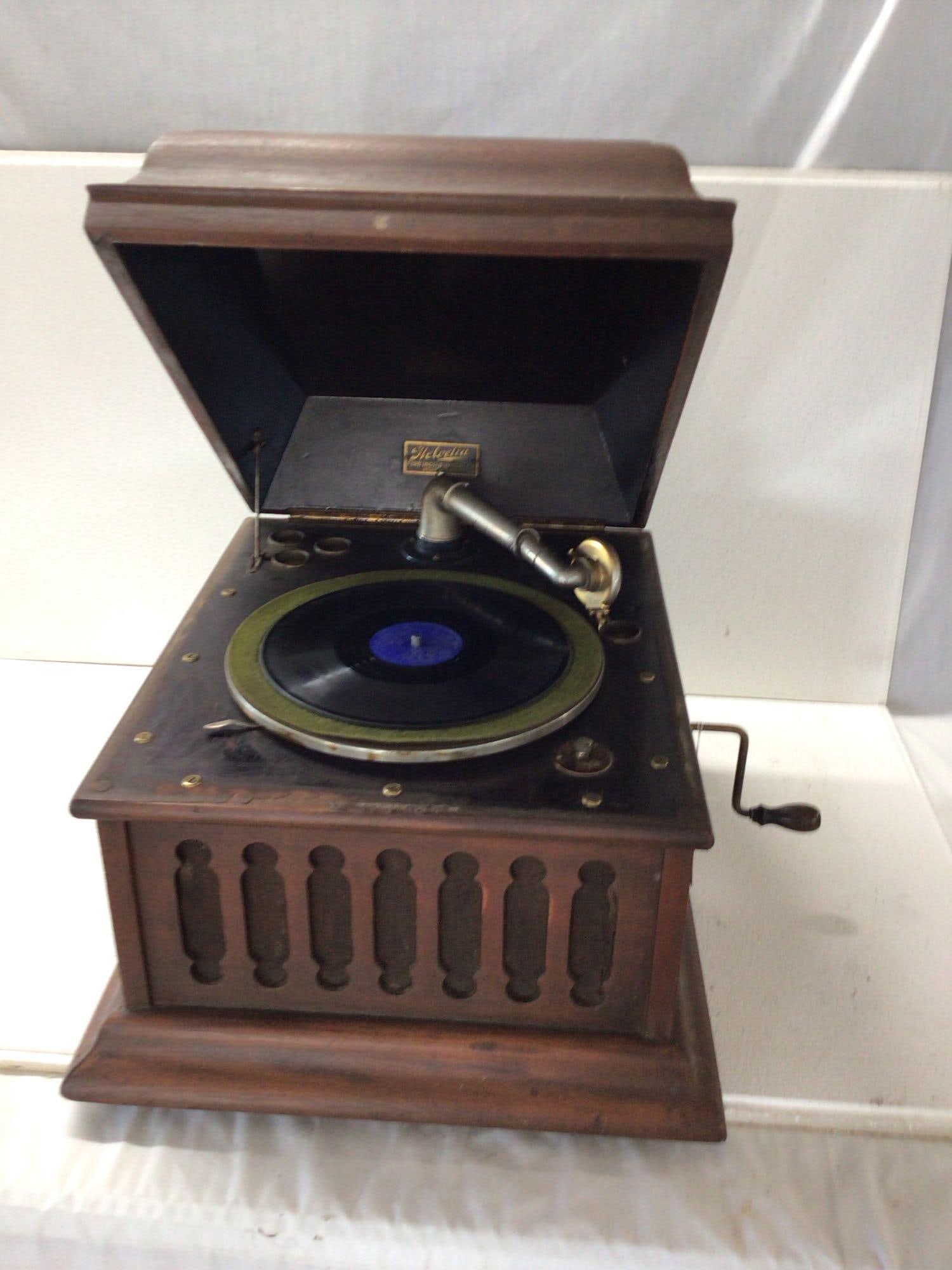 Helvelia Hand Crank Victrola Player (1 of 7)