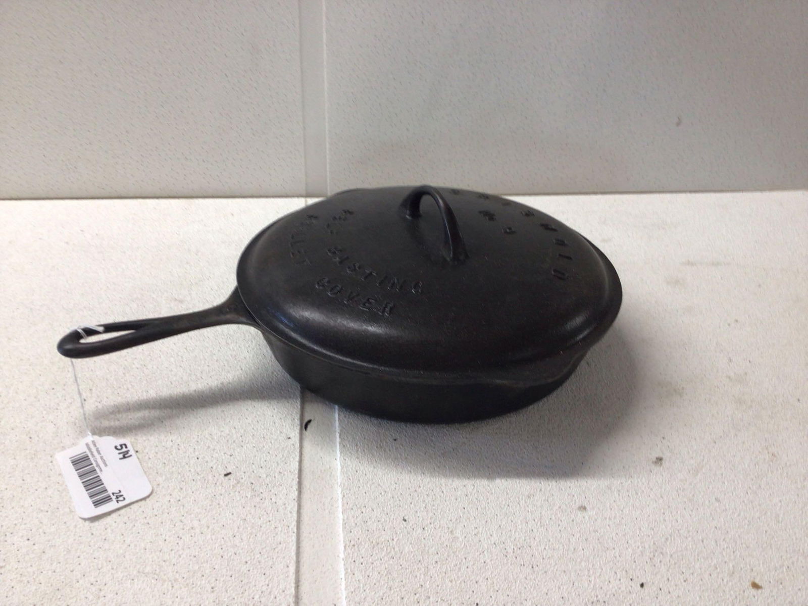 Griswold #9 Self Basting Skillet W Lid (1 of 5)