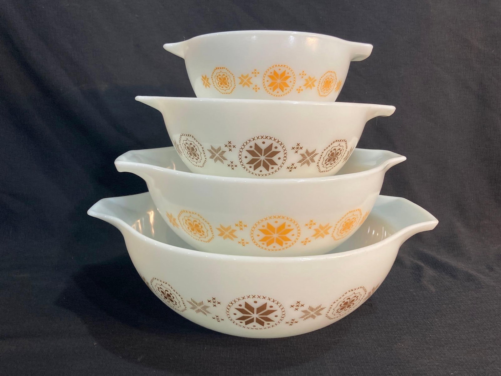 PYREX TOWN AND COUNTRY CINDERELLA NESTING BOWLS: SET OF 4 IN GREAT CONDITION, NO CHIPS OR CRACKS