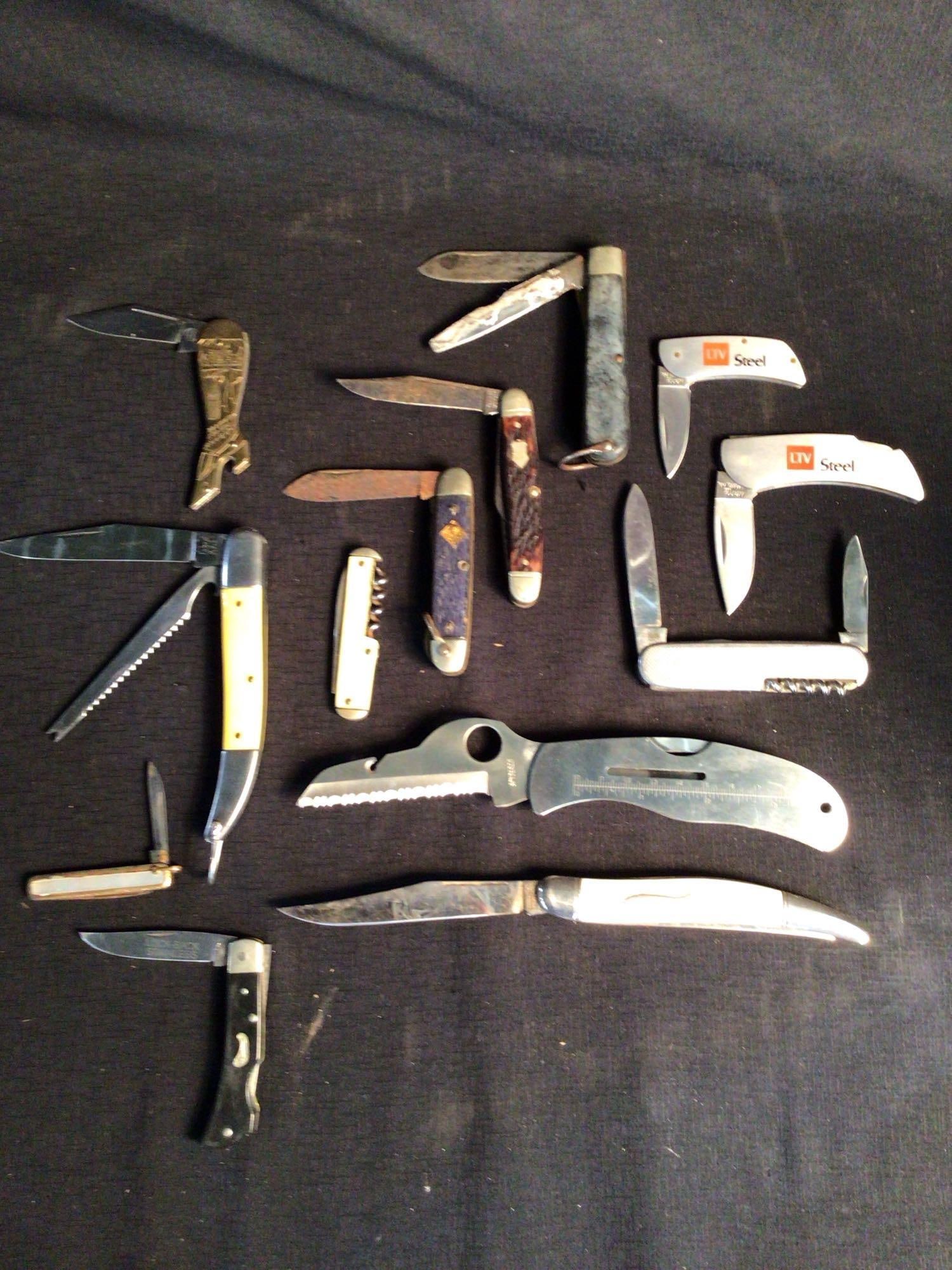 Lot of 13 Boy scout advertising and pocket knives (1 of 3)