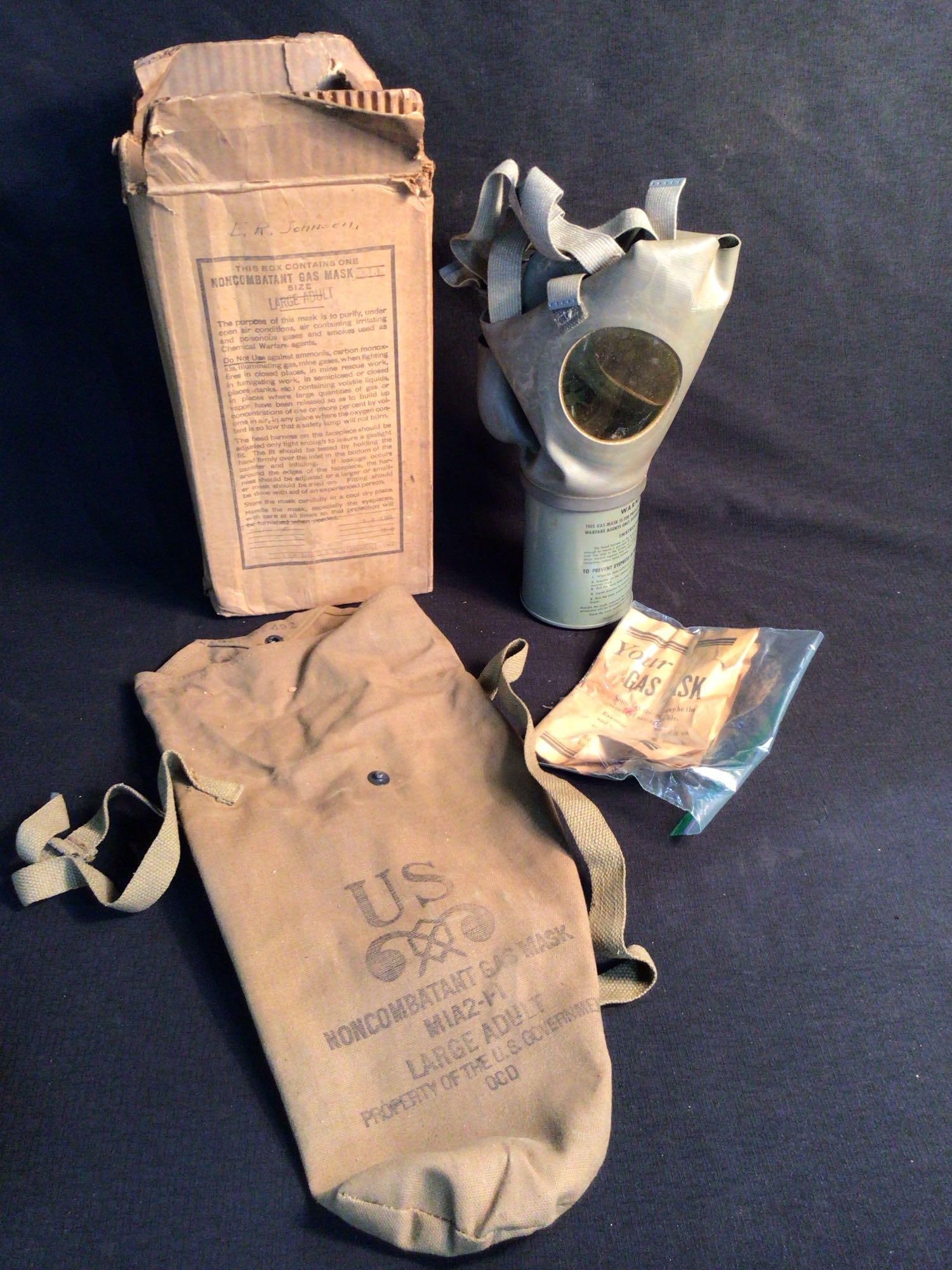 WWII civilian gas mask: With original box, instruction booklet and nylon bag