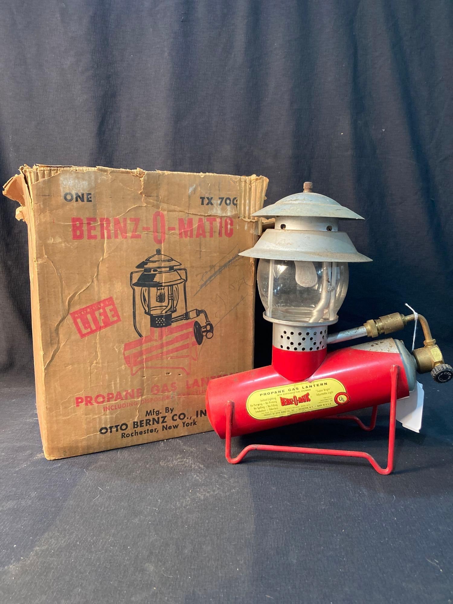 BERNZ O MATIC PROPANE GAS LANTERN: IN ORIGINAL BOX, GLASS GLOBE IS BROKEN AND MANY SCUFFS AND SCRATCHES THROUGHOUT