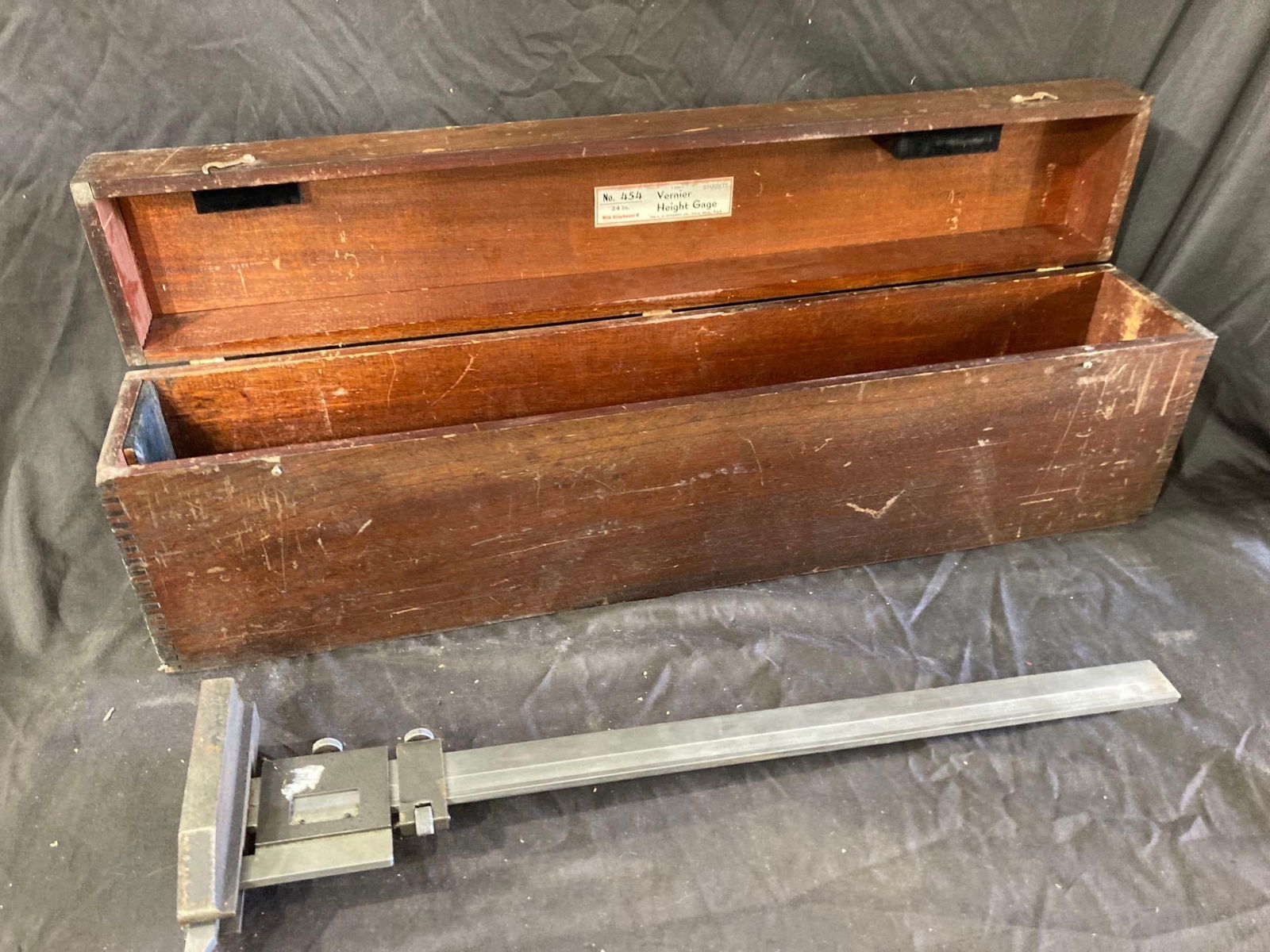 Early Starrett Height Gauge in original case (1 of 5)