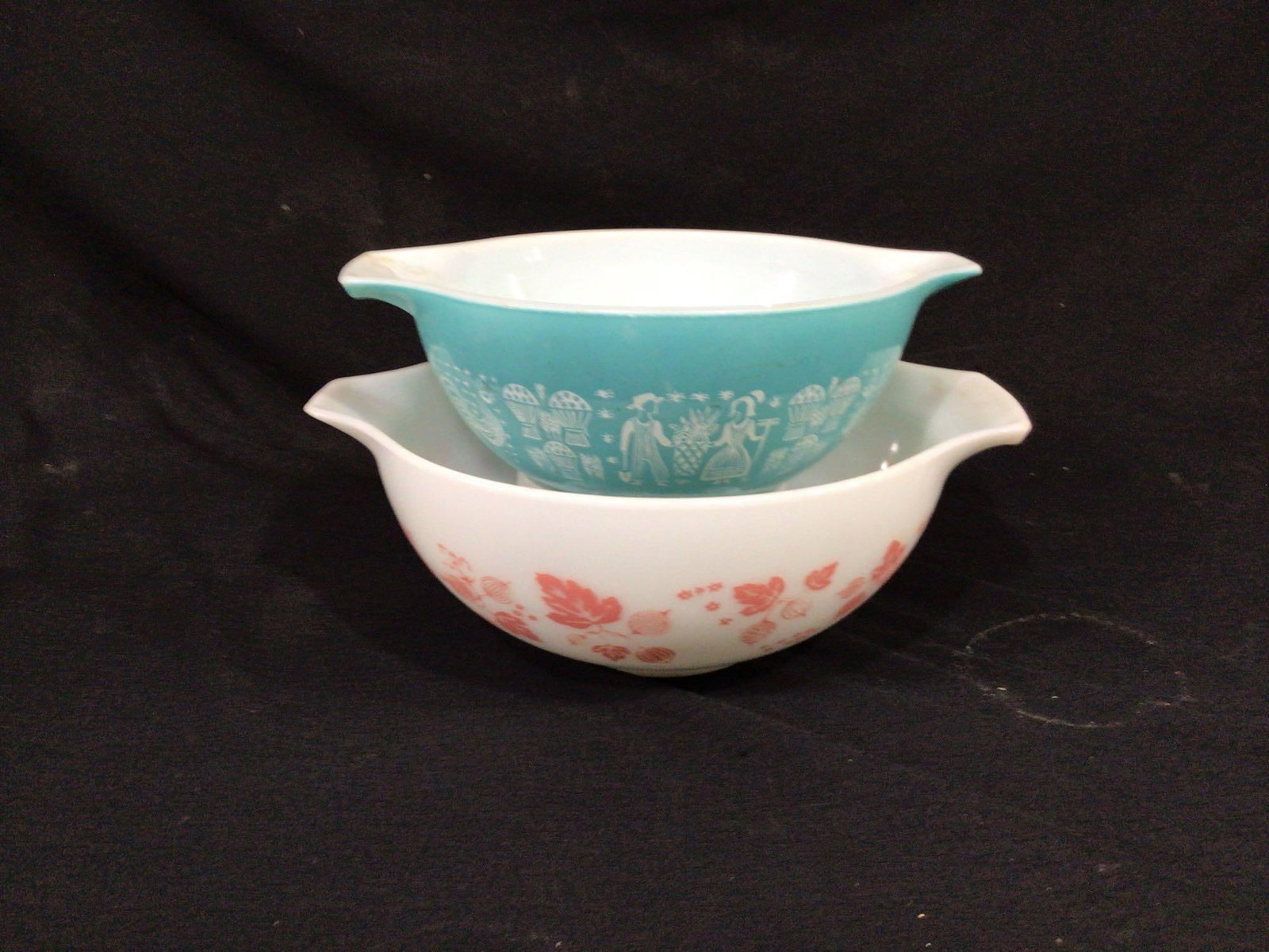 Pyrex Amish Butterprint & Gooseberry Mixing Bowls: Both in good condition. 1.5 and 2.5 quart bowls. Show normal usage with some scuffing on interior of bowls