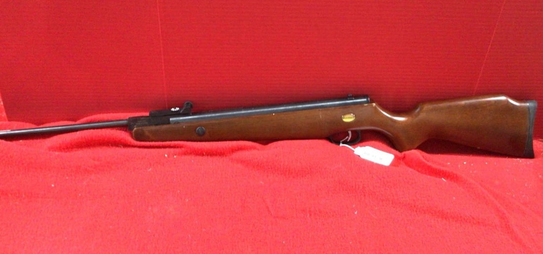 BEEMAN RS2 AIR RIFLE: ALL PARTS ARE INTACT AND SEEM TO WORK PROPERLY ALTHOUGH THIS HAS NOT BEEN TESTED.