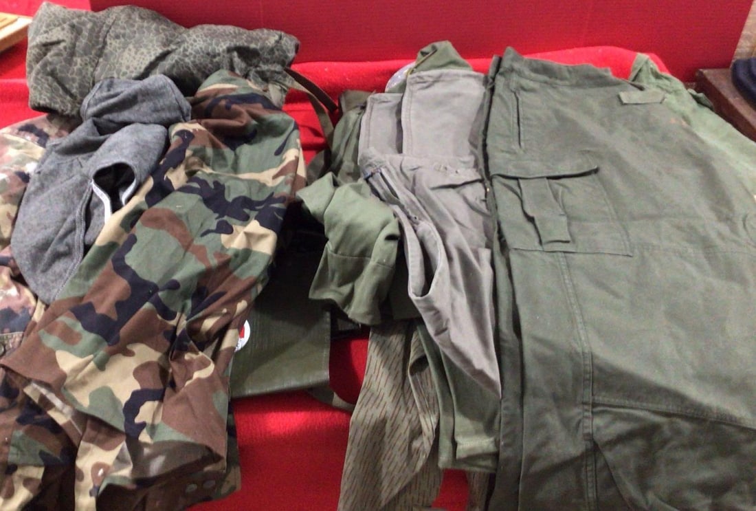LARGE LOT OF MILITARY GEAR (1 of 4)