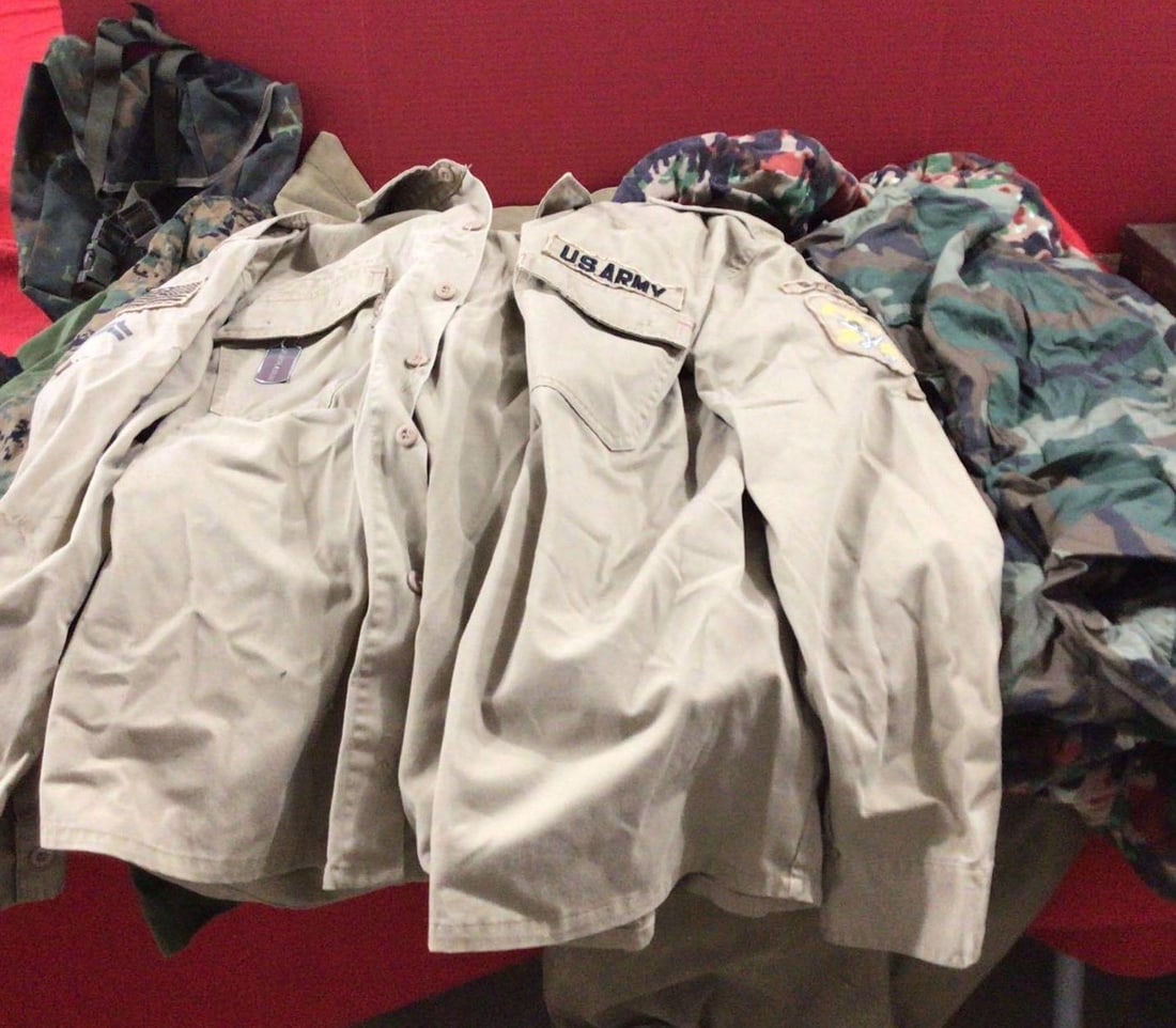 LARGE LOT OF MILITARY GEAR (1 of 8)