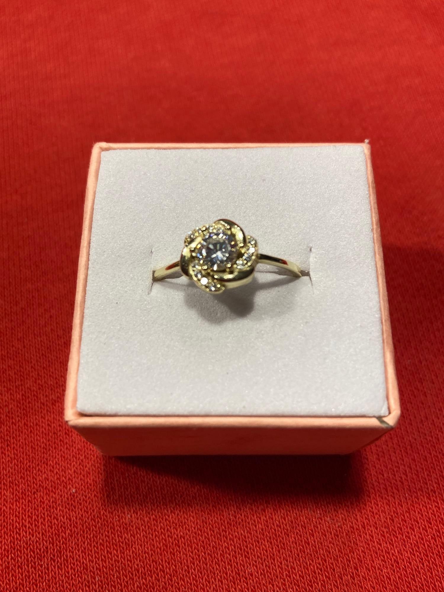 SIZE 6 FLOWER AND STONE 925 RING: MARKED S925