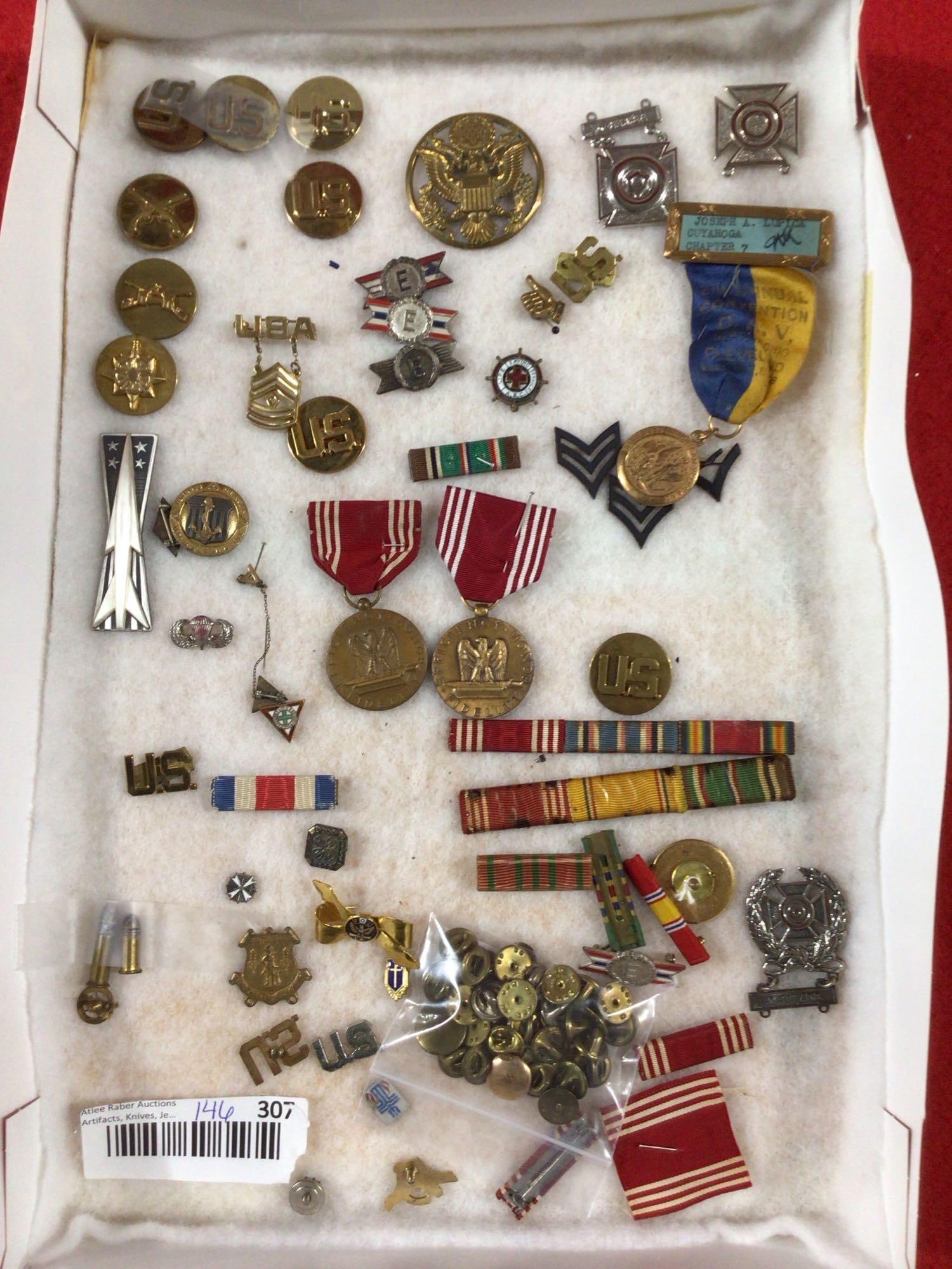 US MILITARY PINS AND RIBBONS: VARIOUS BRANCHES OF SERVICE. INCLUDES BRASS US PINS, CAVALRY MEDALS, NAVY PINS, AND MANY MORE