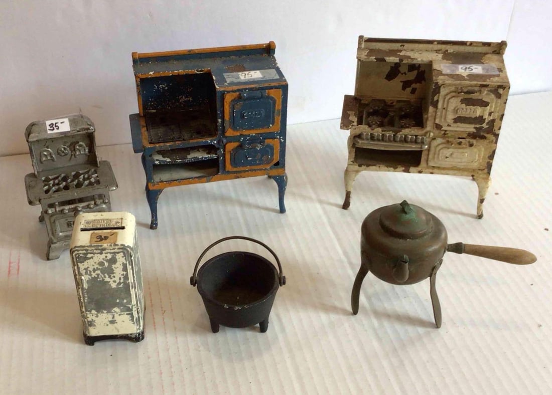 ARCADE AND HUBLEY CAST IRON MINIATURE STOVE LOT AND CI KETTLE AND MORE (1 of 6)