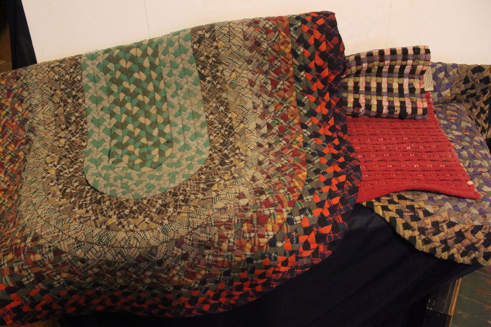 LOT OF VARIOUS HANDMADE THROW RUGS (1 of 4)