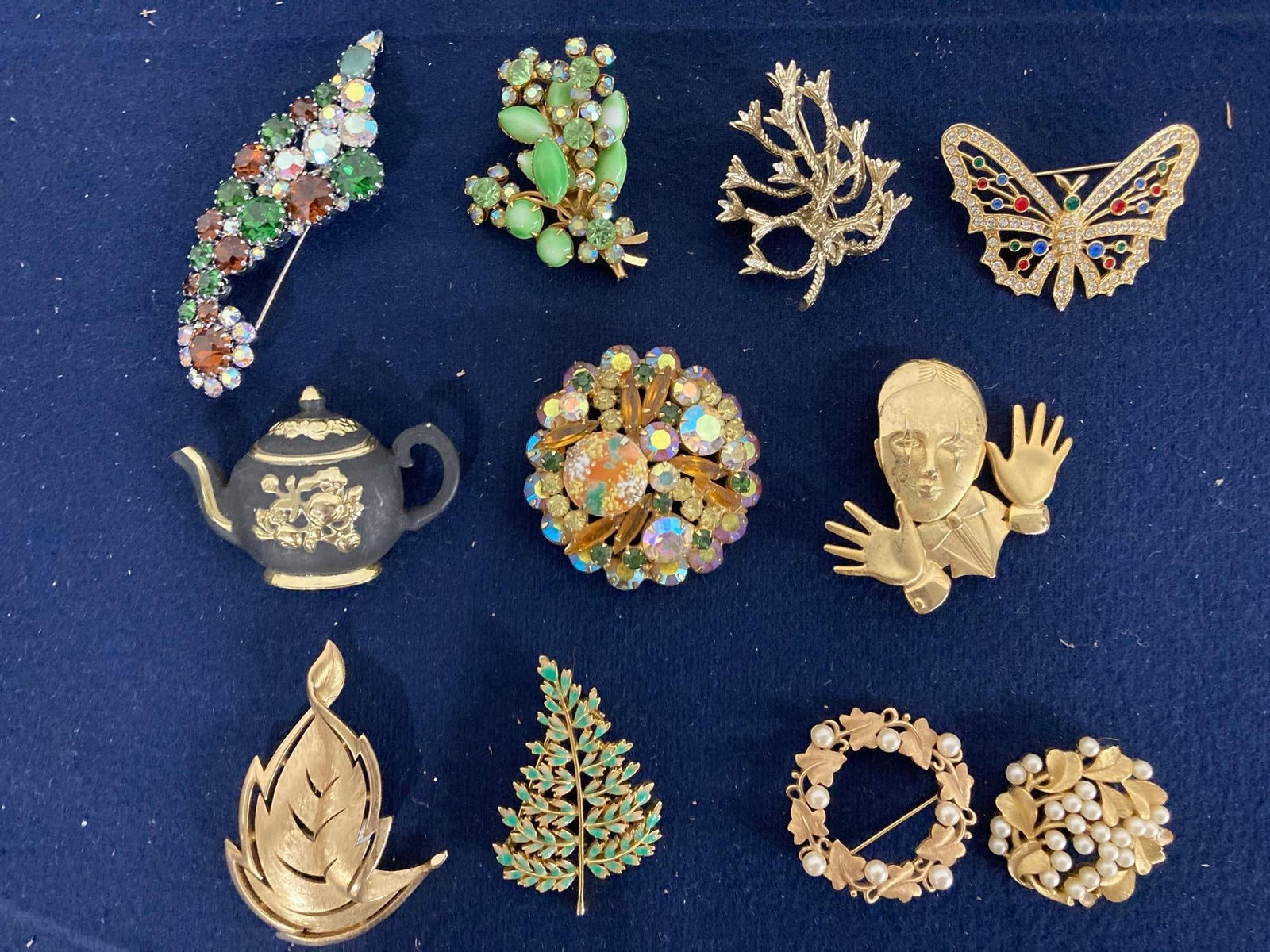 LADIES VINTAGE BROOCHES: INCLUDES RHINESTONE PIECE MADE IN AUSTRIA, SILVER TONE MIME, JULIANA VINTAGE D&E SPECKLED EASTER EGG BROOCH, AND SEVERAL TRIFARI CROWN PIECES