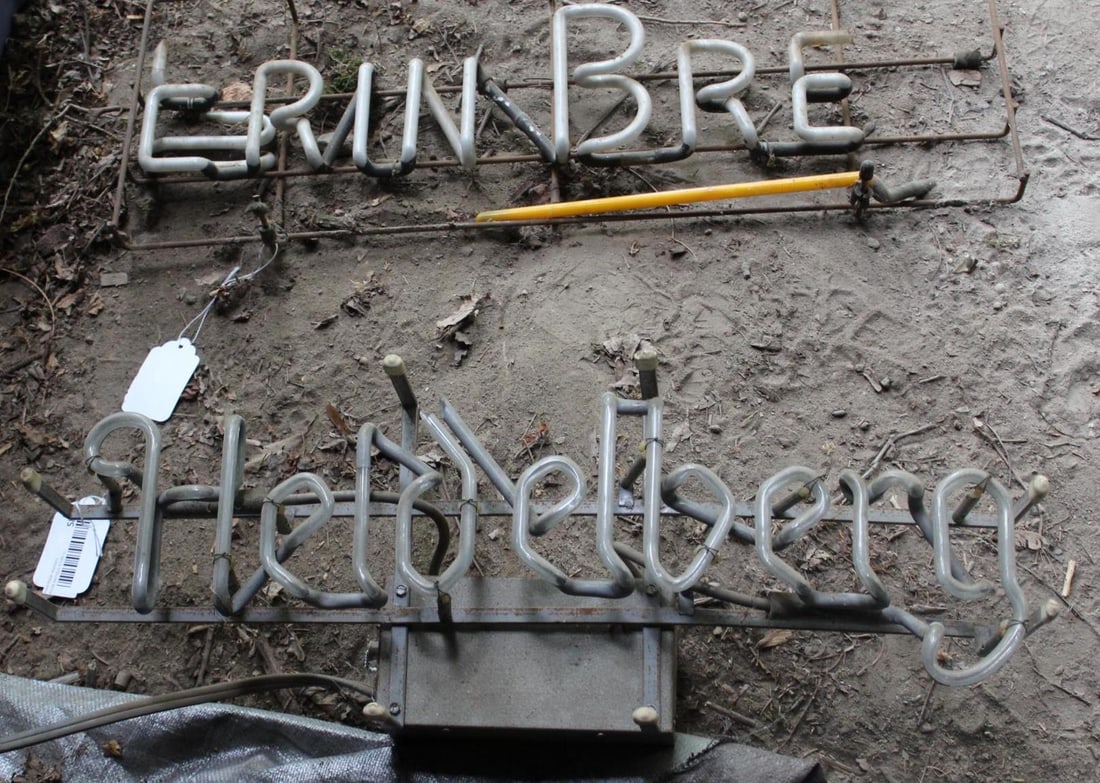 2 NEON SIGNS: NOT TESTED! HELDELBERGM, ERIN BRE SIGN BROKEN ( SEE PICTURES)