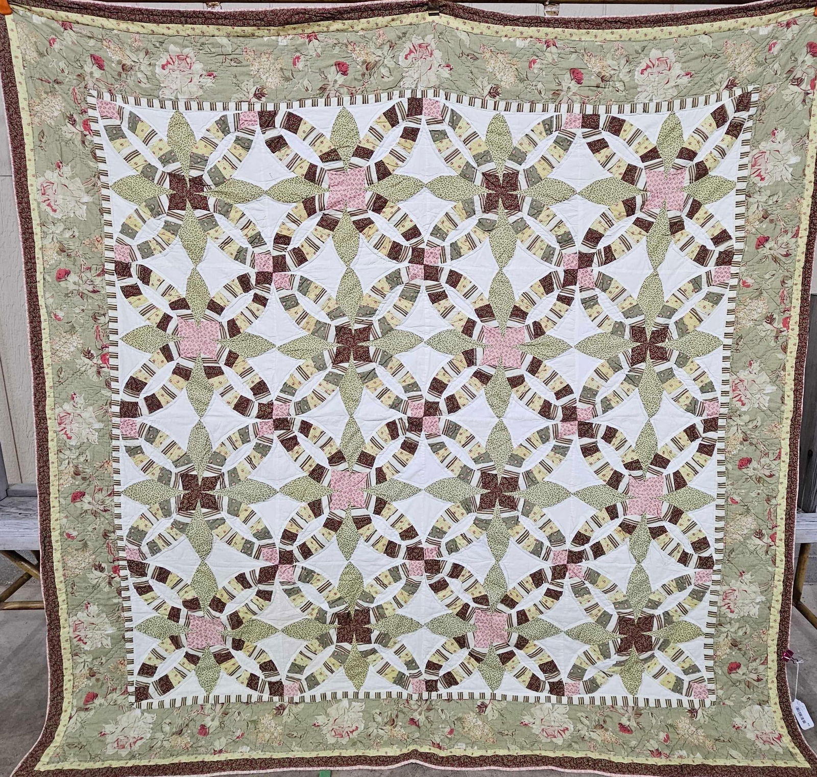 DOUBLE WEDDING RING FLORAL QUILT (1 of 10)