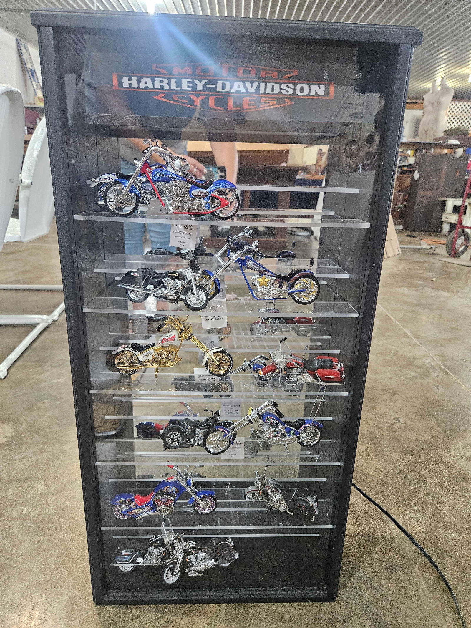 HARLEY DAVIDSON MOTORCYCLE DISPLAY (1 of 8)