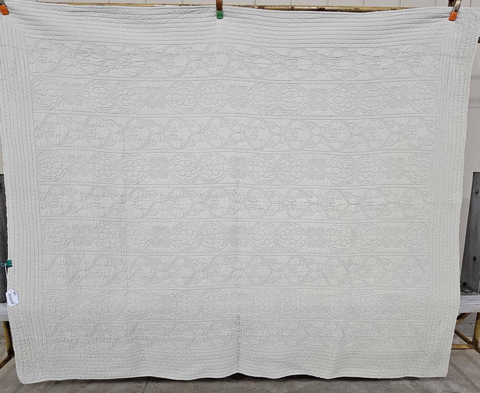 CREAM AND FLORAL WILLIAMSBURG HAND STITCHED QUILT: 48X68 SHOWING SIGNS OF WEAR, THINNING AND MINOR SOILING