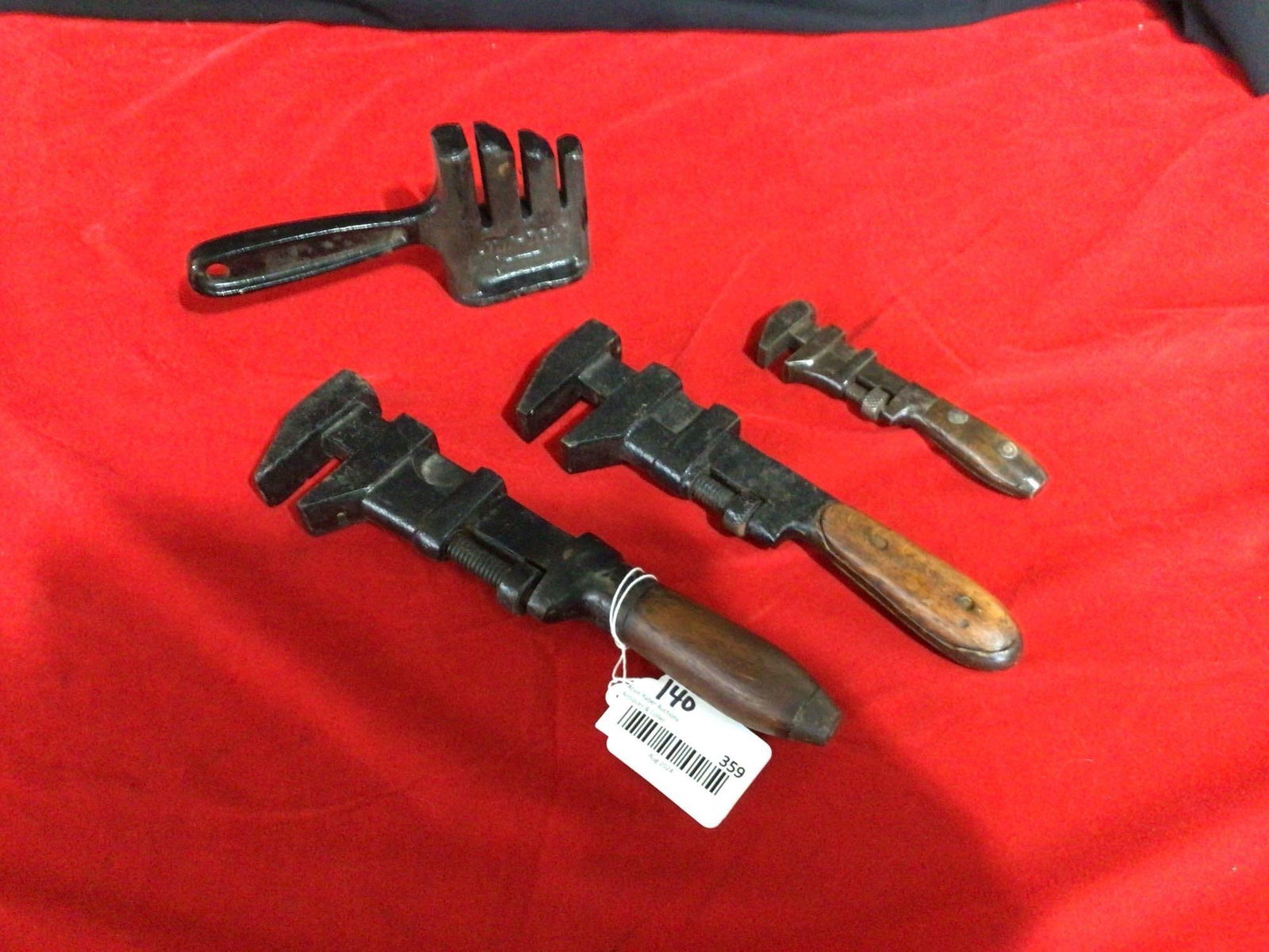 LOT OF 3 PIPE WRENCHES AND EASY CHAIN DETACHER TOOL (1 of 4)