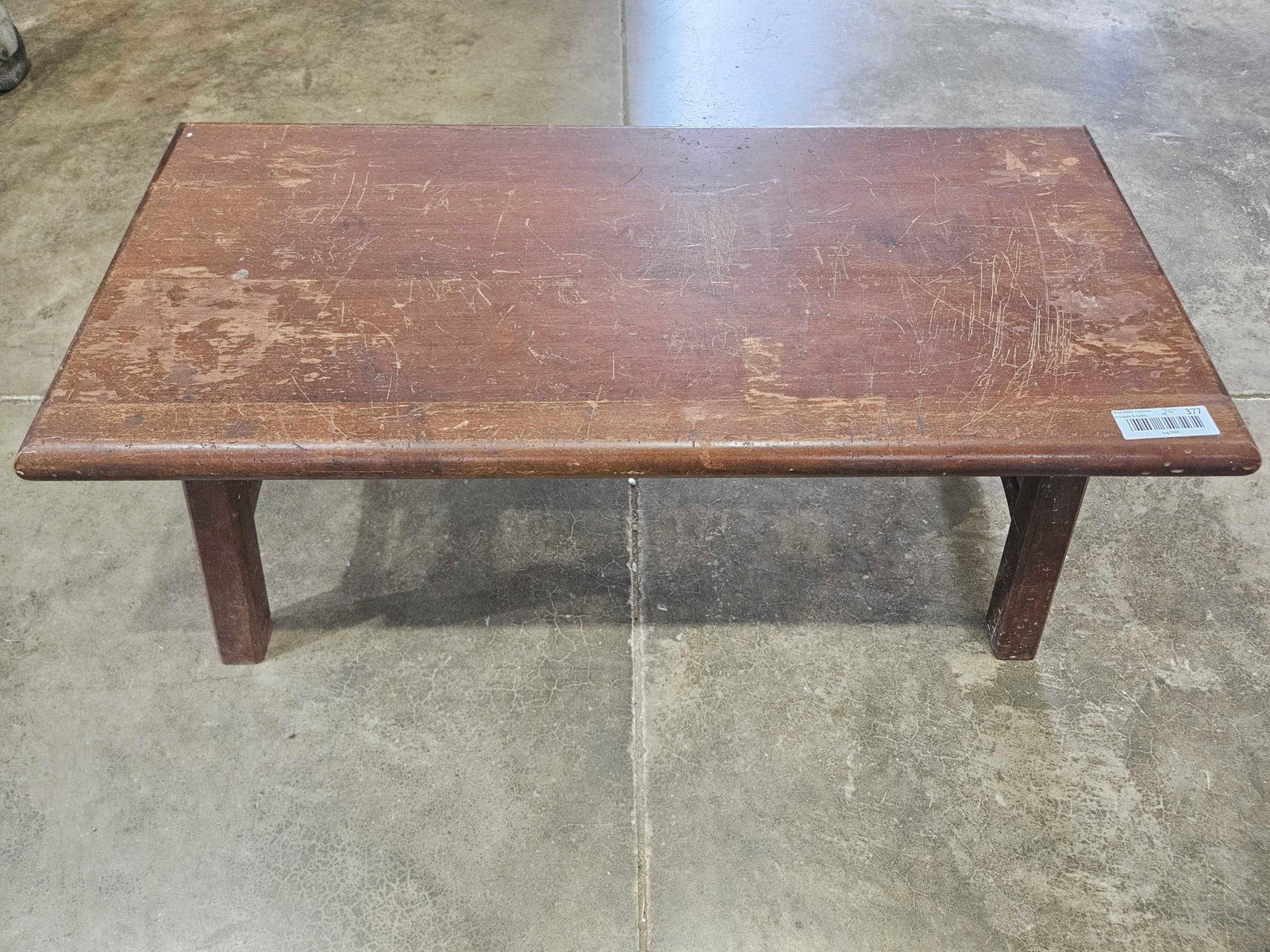 WOOD LOW STYLE SITTING BENCH: 34 X 16 X 15. TOP SHOWS SOME SCUFFS AND SCRATCHES