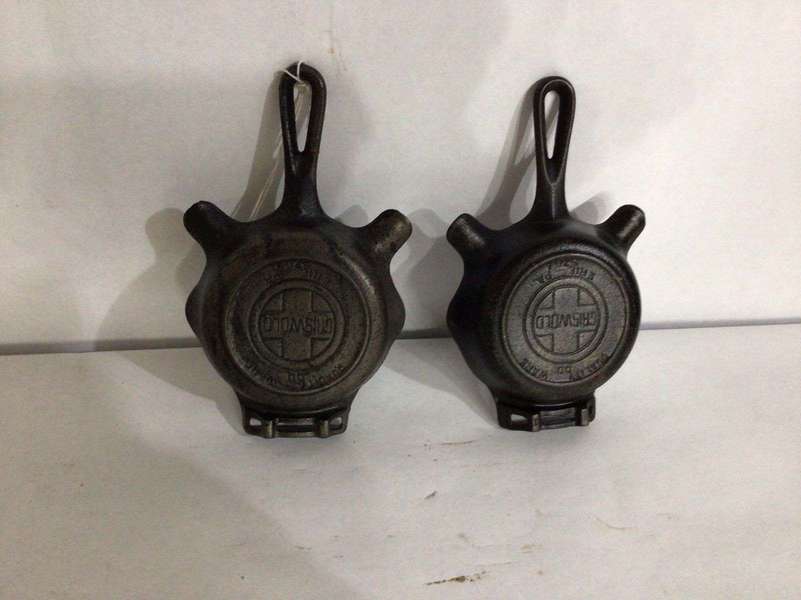 GRISWOLD 00 CAST IRON ASHTRAY PAIR (1 of 2)