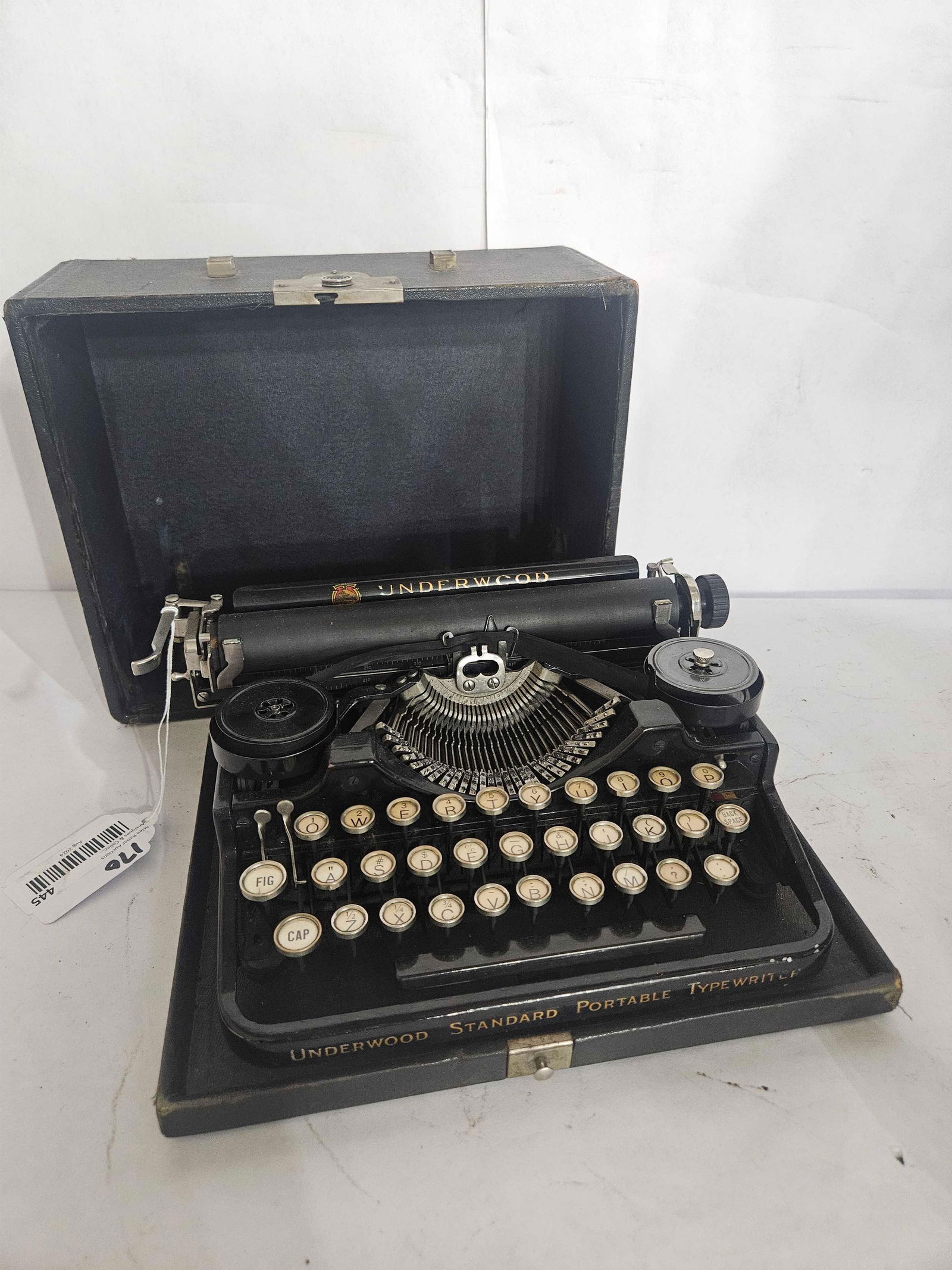 UNDERWOOD PORTABLE TYPEWRITER (1 of 7)