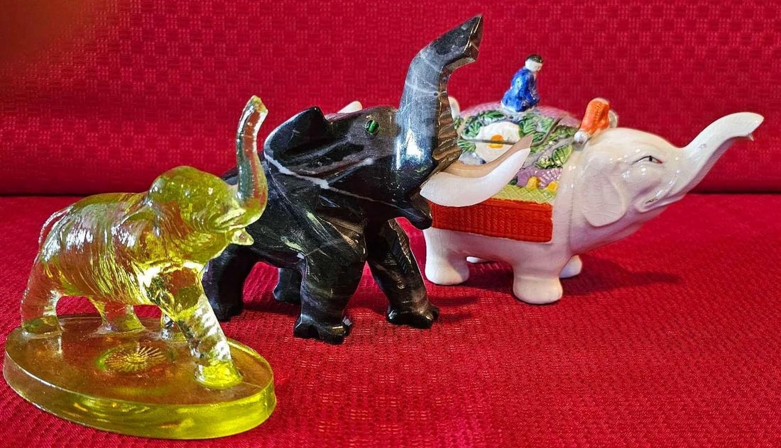 MOSSAR URANIUM GLASS ELEPHANT AND OTHERS (1 of 10)