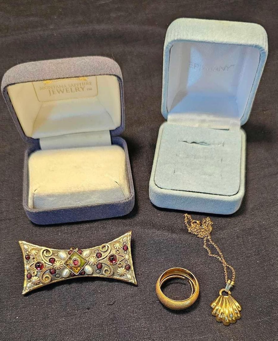 MONET NECKLACE, GOLD TONE RING AND VINTAGE BROOCH: RING IS ADJUSTABLE.