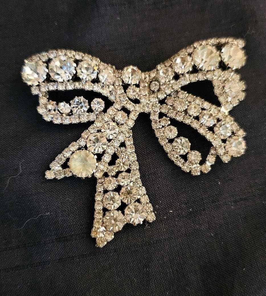 RHINESTONE BOW PIN: .