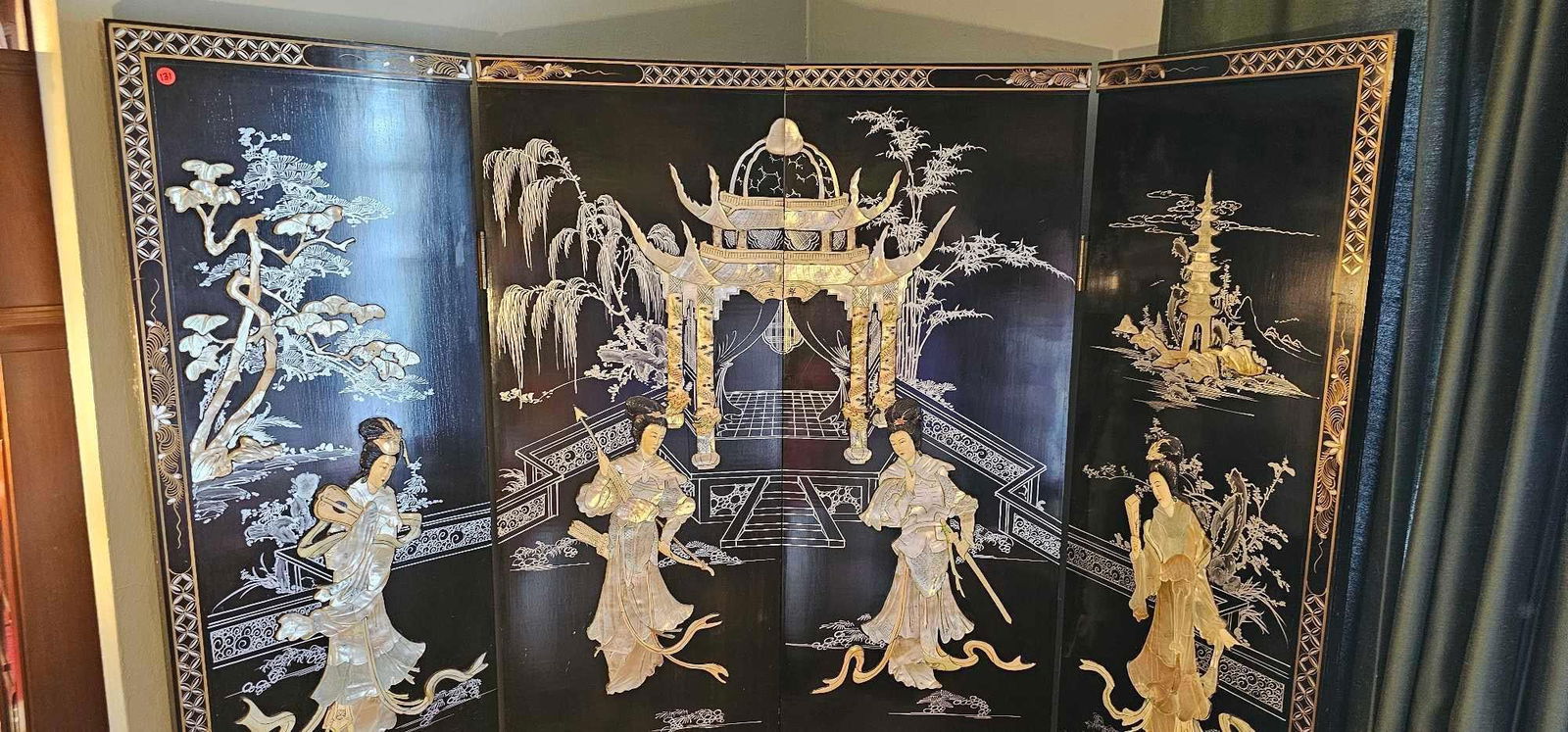 ORIENTAL MOTHER OF PEARL AND ONYX ROOM DIVIDER (1 of 8)