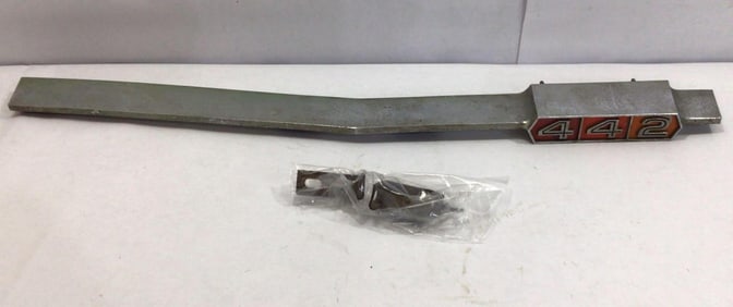 1967 OEM CUTLASS 442 GM GRILL BAR EMBLEM