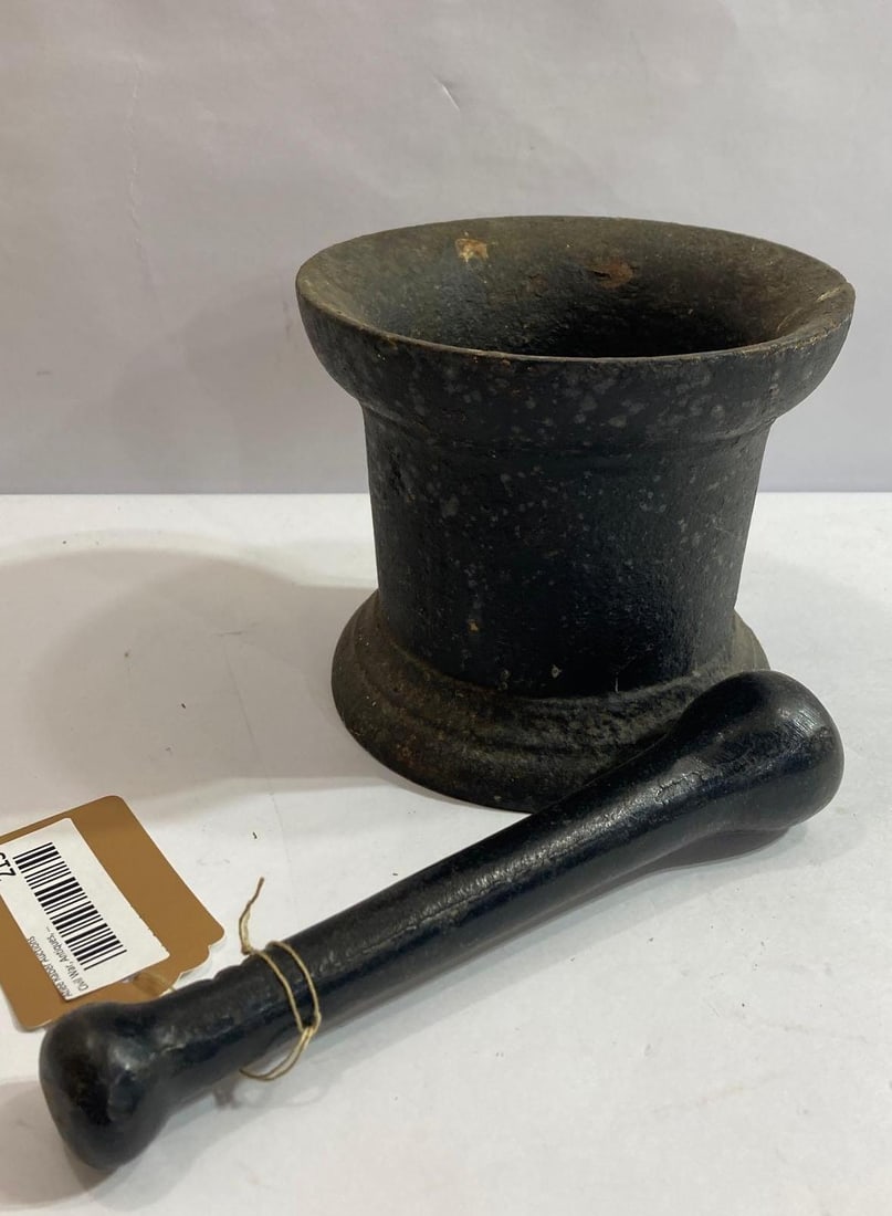 CAST IRON APOTHECARY MORTAR AND PESTLE: MORTAR IS 5X6