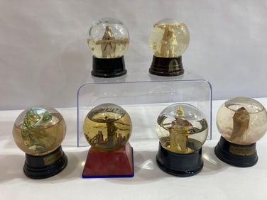 RELIGIOUS AND MONUMENT VINTAGE TRAVEL SOUVENIR SNOW GLOBES