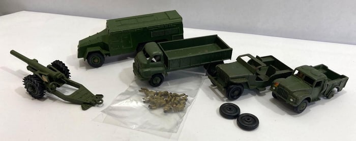 DINKY TOYS AND ENGLISH MILITARY VEHICLES