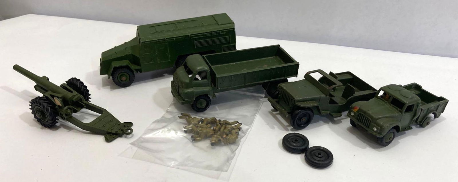 DINKY TOYS AND ENGLISH MILITARY VEHICLES (1 of 6)