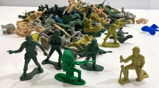 LARGE LOT OF PLASTIC MILITARY FIGURES