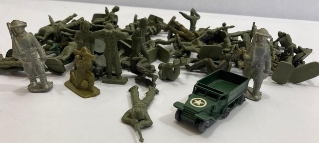 LOT OF PLASTIC AND LEAD MILITARY FIGURES AND TRUCK