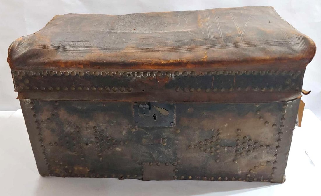 STUDDED LEATHER STAGECOACH TRUNK (1 of 8)