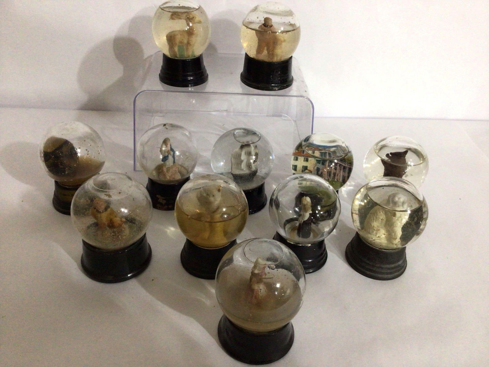 SOUVENIR SNOW GLOBES (1 of 8)