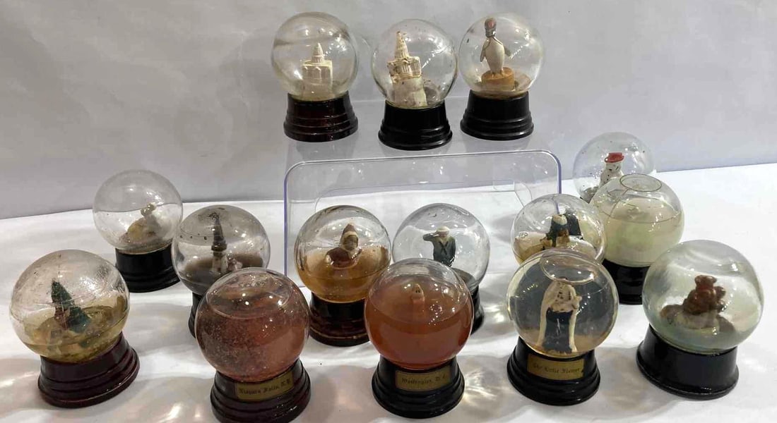 SOUVENIR SNOW GLOBES (1 of 7)